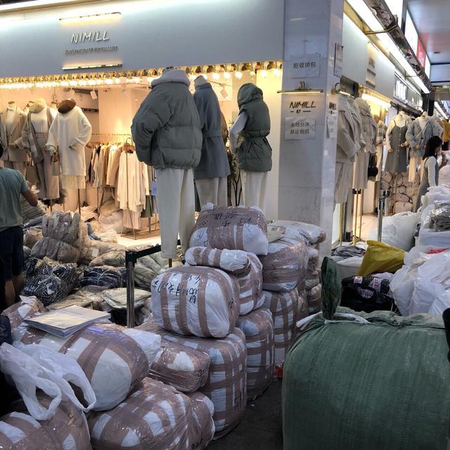 广州服装批发市场探秘 800元一麻袋的实惠与技巧