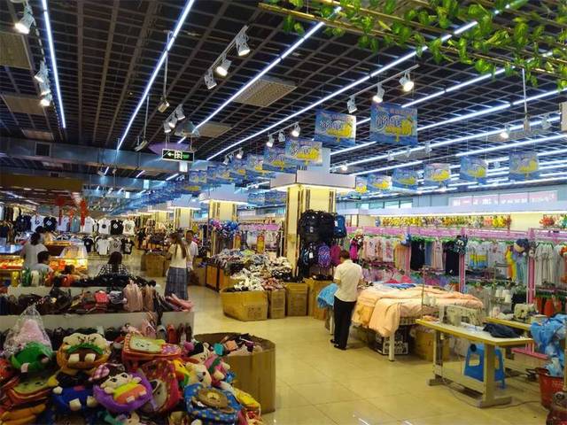 八钢首家服装批发城迎父亲节，男士进店有礼惊喜不断